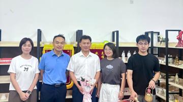数字媒体技术学院开展教师节献花慰问活动